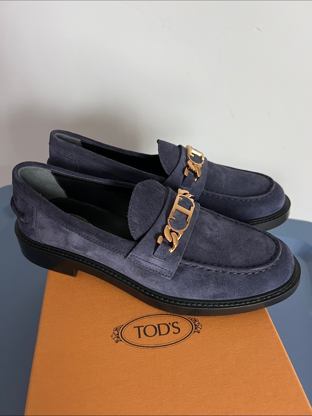 Tod’s gold-tone logo-plaque blue suede leather loafers rubber sole almond toe 7